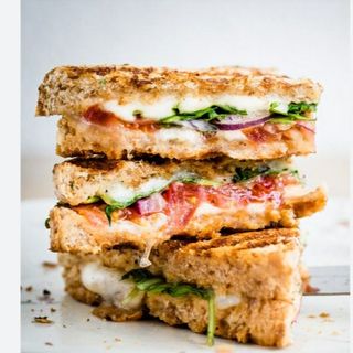 TOAST HAMBURGER  CHEDDAR PATATE.FRESCHE CIPOLLA CARAMELLATA