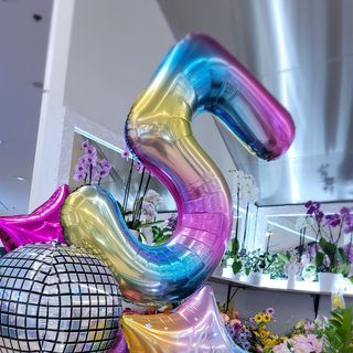 Balon z helem - CYFRA TĘCZOWA