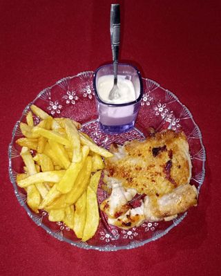 Meniu pulpă de pui fără os, cartofi, sos de maioneză cu usturoi