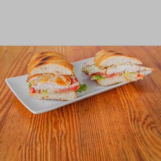 Pollo, Lechuga, Salsa Tártara Casera y Rodajas de Tomate