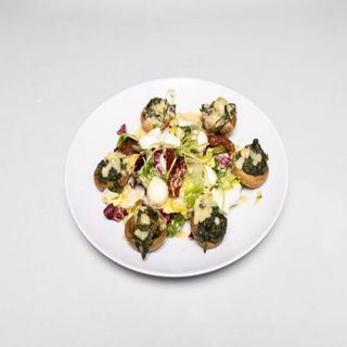 Pieczarki faszerowane szpinakiem i mozzarellą/mix sałat z suszonymi pomidorami 350g
