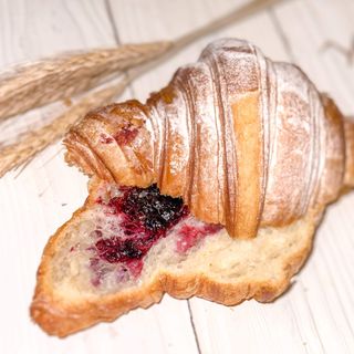 Масляний круасан з чорницею (100г)
