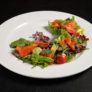 Салат з слабосоленим лососем (210г)