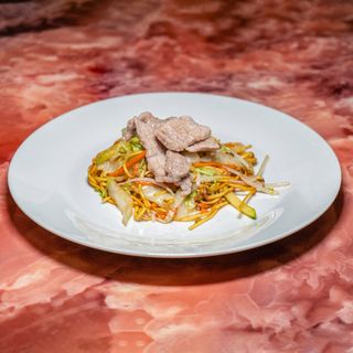 Tagliolini cinesi saltate con verdure e vitello