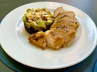 Tagliata di pollo agli a gumi con riso venere e avocado