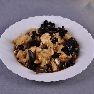 7. Салата от черни гъби, бели гъби и печурки (300г)