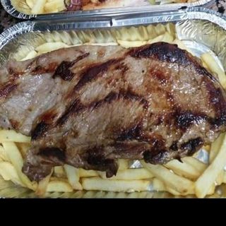 Churrasco de cerdo con  mojo picon  Patatas Y Ensalada