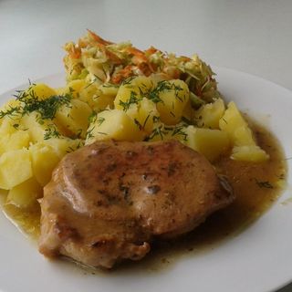 Sztuka mięsa w sosie,ziemniaki,surówka,zupa