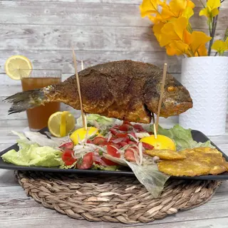 Plato Dorada Frita Con Patacón Y Ensalada