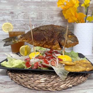Plato Dorada Frita Con Patacón Y Ensalada