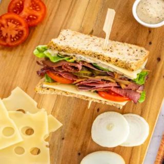 CLUB SANDWICH PAIN DE MIE PASTRAMI