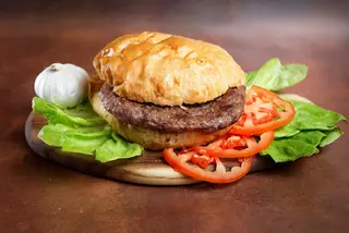 PLjESKAVICA 180g + POMFRIT 180g + COCA-COLA 0.33l