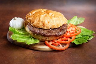 PLjESKAVICA 180g + POMFRIT 180g + COCA-COLA 0.33l