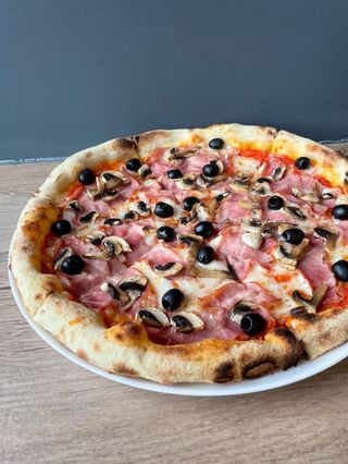 Піца Капрічоза (550г)