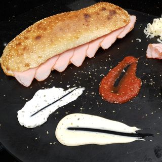 Pizza sendvič sa pečenicom 