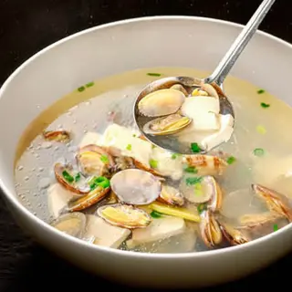 花蛤豆腐汤 Sopa de tofu con almejas