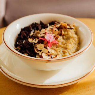 Ovsena kaša sa crnom čokoladom, lješnikom, bademom i kikiriki puterom