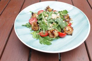 Салат с рукколой и креветками