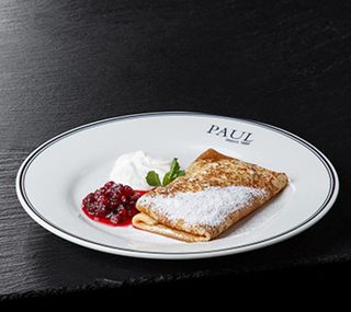 Креп с творогом и клюквенным вареньем