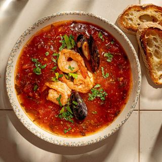 Пряний томатний суп з морепродуктами
