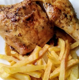 Pollo de solo carne y patatas fritas