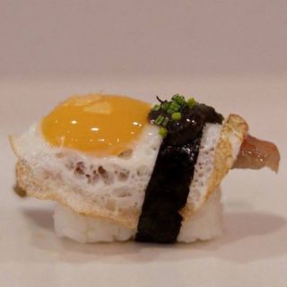 Nigiri Fusión De Huevo De Codorniz Con Atún (1 Pz.)