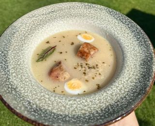 Żurek z jajkiem przepiórki i białą kiełbasą