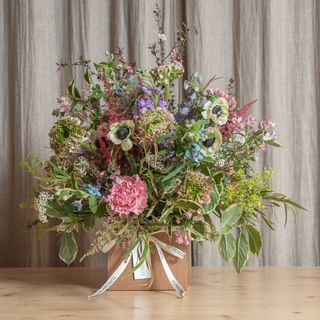 Caja Madera con Flores Frescas