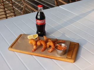 Креветки в хрусткій паніровці з соусом айолі-кімчі, картопляні діпи та 1 «Кока-Кола» (240/220/500g)