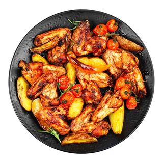 Alitas adobadas con patata al caliu