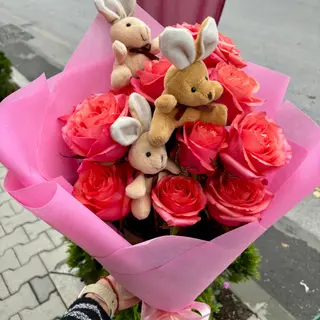 Букет с 13 цветни рози и 3 плюшени зайчета