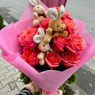 Букет с 13 цветни рози и 3 плюшени зайчета