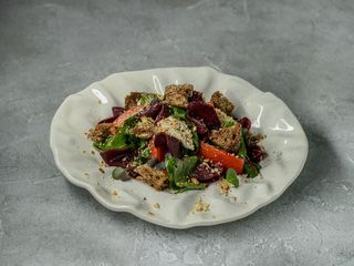 Салат з апельсиновим буряком,фетою з кмином,чері,горіхами та крутонами