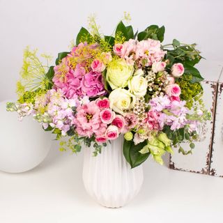 Buchet cu mini rose, hortensia si lisianthus