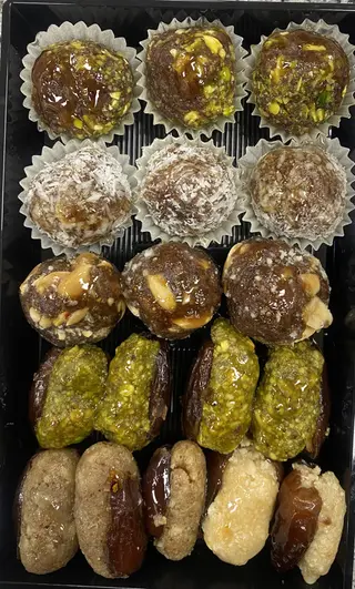 Bandeja De Datíles Rellenos Con Frutos Secos 17 Unidades