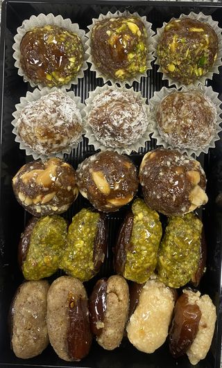 Bandeja De Datíles Rellenos Con Frutos Secos 17 Unidades