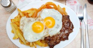 Bitoque de vaca com 2 ovos 