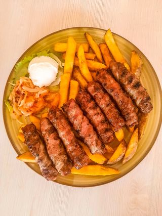 Mici sârbești înveliți în bacon