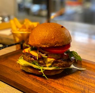 Burger HOT - ostry (zestaw z frytkami)