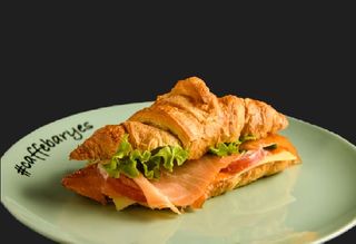 Kroasan s lososom, sirom i salatom