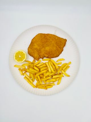 Cotolette di Pollo con Patatine Fritte e Limone