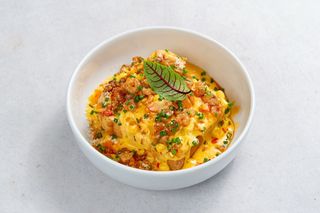 Brioche ze scremblem i sosem serowym