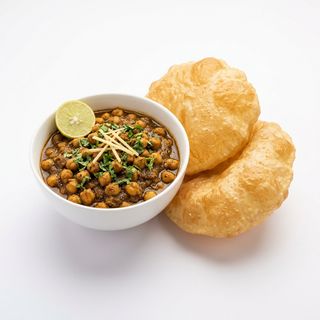 Chhole Bhature (2 pcs)