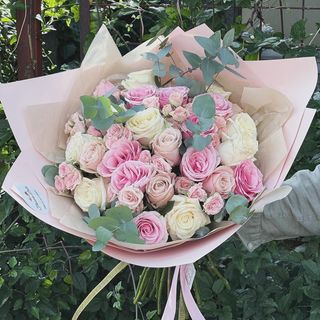 Buchet 30 trandafiri , 9 mini roze si eucalipt 