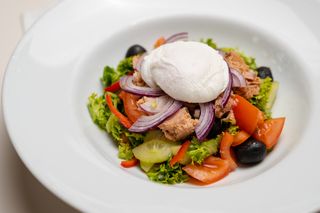 Salată cu ton și ou poșat