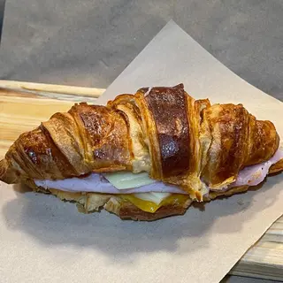 Croissant Plancha con York, Edam y Cheddar