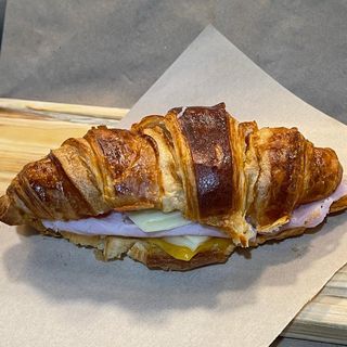 Croissant Plancha con York, Edam y Cheddar