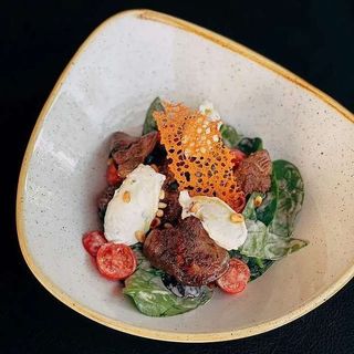 Салат із курячою печінкою, крем-сиром і цибулевим соусом