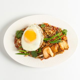 Смажений рис Nasi Goreng з яйцем та курчам (450г)