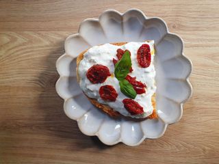 Crostone stracciatella e pomodorini confit